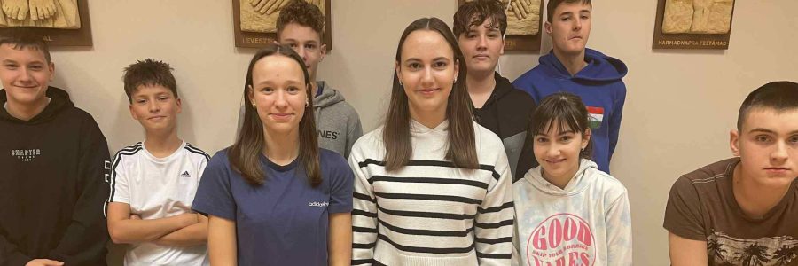 Mézeskalács építő verseny a fiatalok között